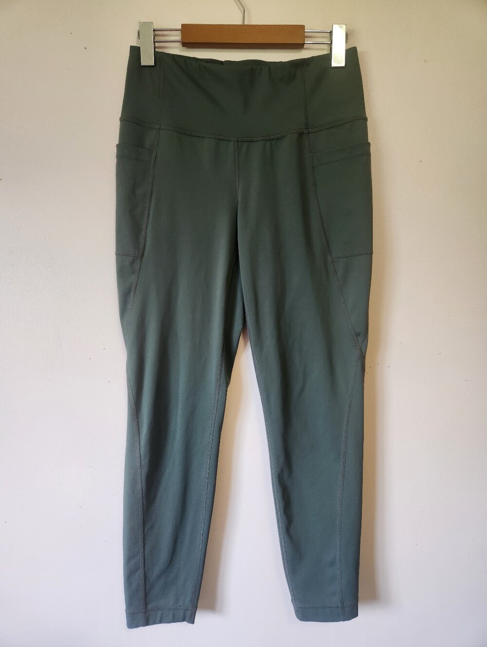 Lolë Sage Green High-Rise Pocket Leggings Size M V-Back Workout Activewear EUC